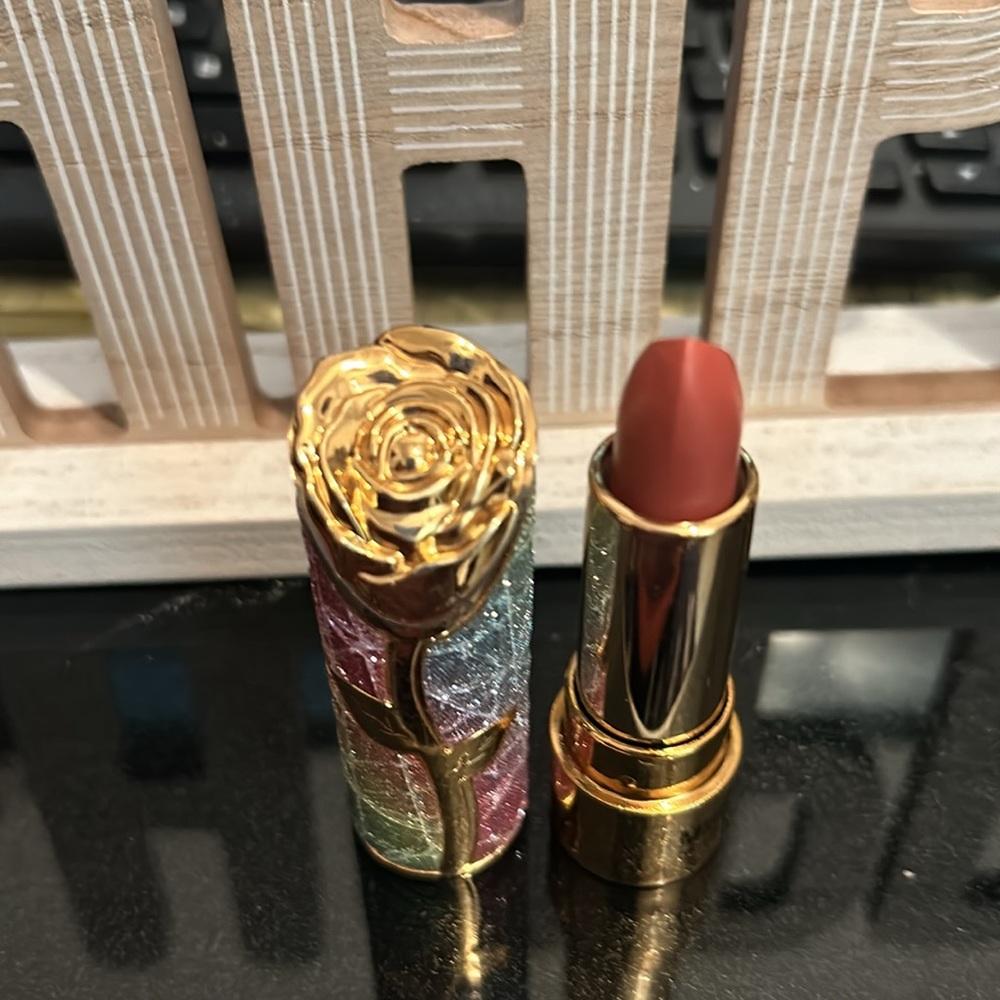 Woman Matte Lipstick - Picture 5 of 5